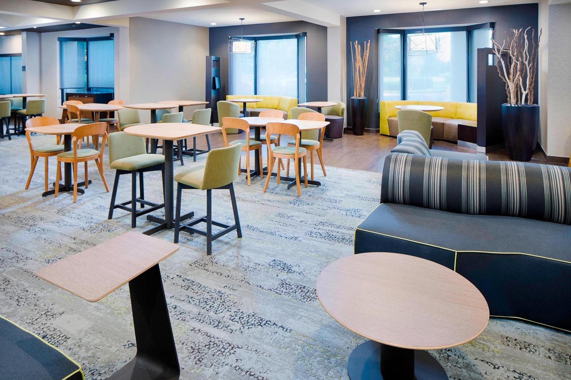 Courtyard By Marriott Richmond Airport 3*
